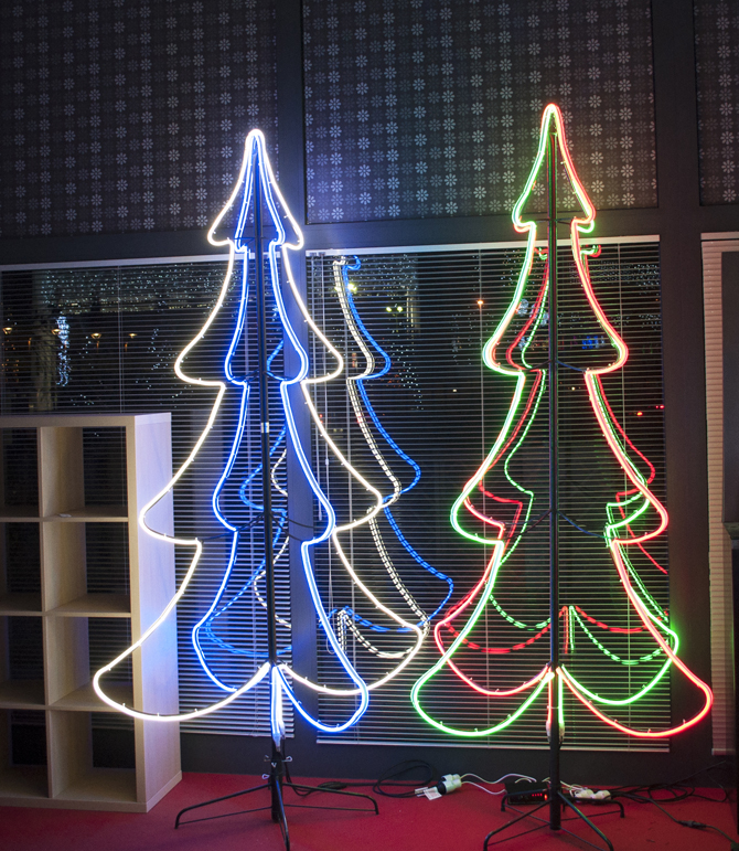 Albero Di Natale A Led Per Esterno.Decorazioni Luminose Per Esterni Turate L Emporio