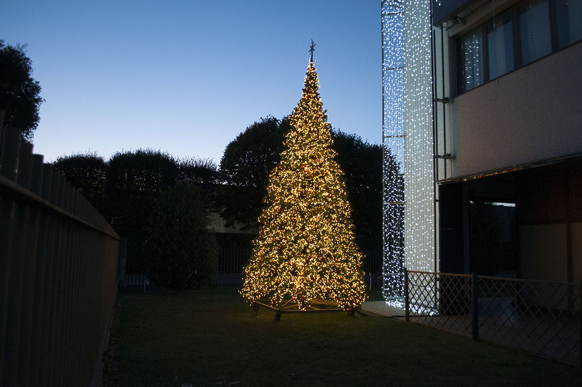 Albero Di Natale 4 Metri.Decorazioni Luminose Per Esterni Turate L Emporio