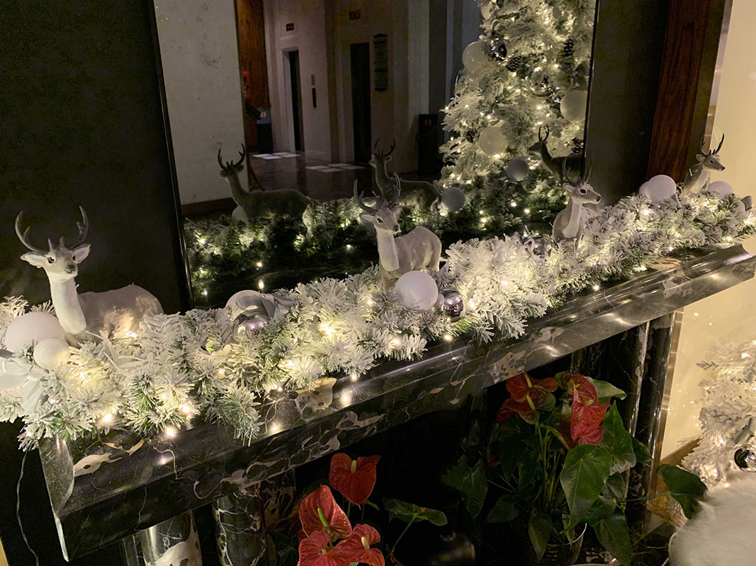 1.8 m, Fiori Ori Windyeu 1.8 Metri Ghirlanda Artificiale Lunga di Natale con Fiocchi Fiori e Pallini Decorazioni Natalizie per Camino Porta Parete Scale